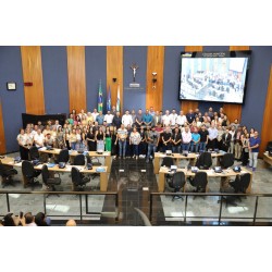 Servidora com 40 anos de Câmara recebe homenagem de vereadores e funcionários